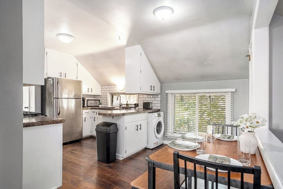 Kitchen & Dining Room - 616. 287. 2210