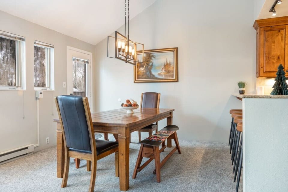 Dining space for 6, plus bar seating
