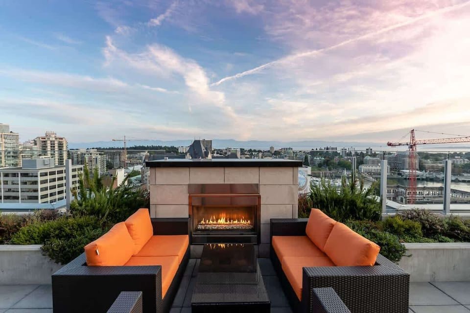Communal rooftop patio with panoramic view of the city, mountains and ocean