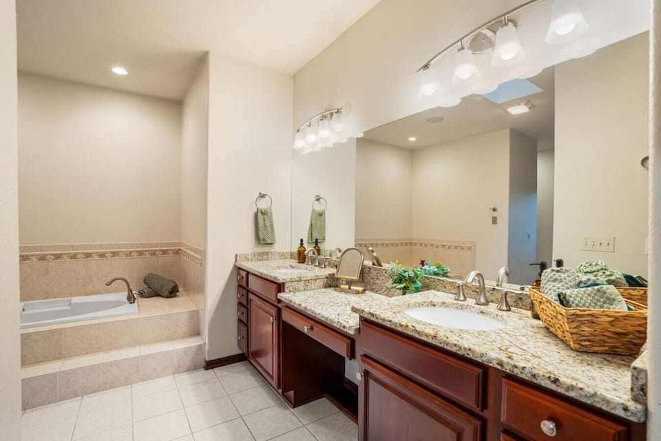 Spacious Primary Bath : Dual vanities, soaking tub, walk in shower