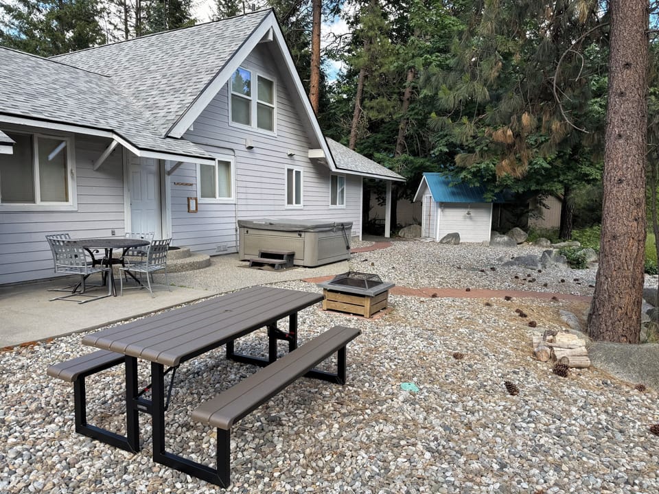 Backyard w/ firepit, 4-person table, 6 person picnic bench & 4 lounge chairs