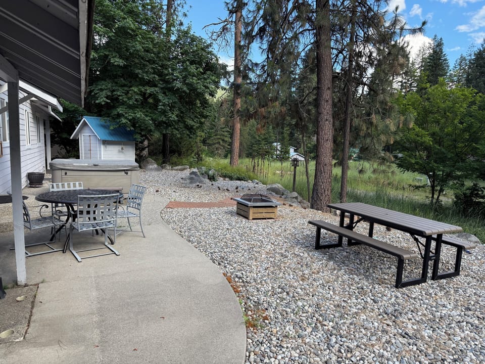 Backyard w/ firepit, 4-person table, 6 person picnic bench & 4 lounge chairs
