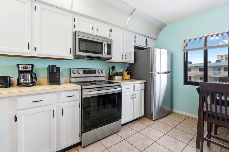 Fully equipped kitchen with everything you need to make your favorite meals