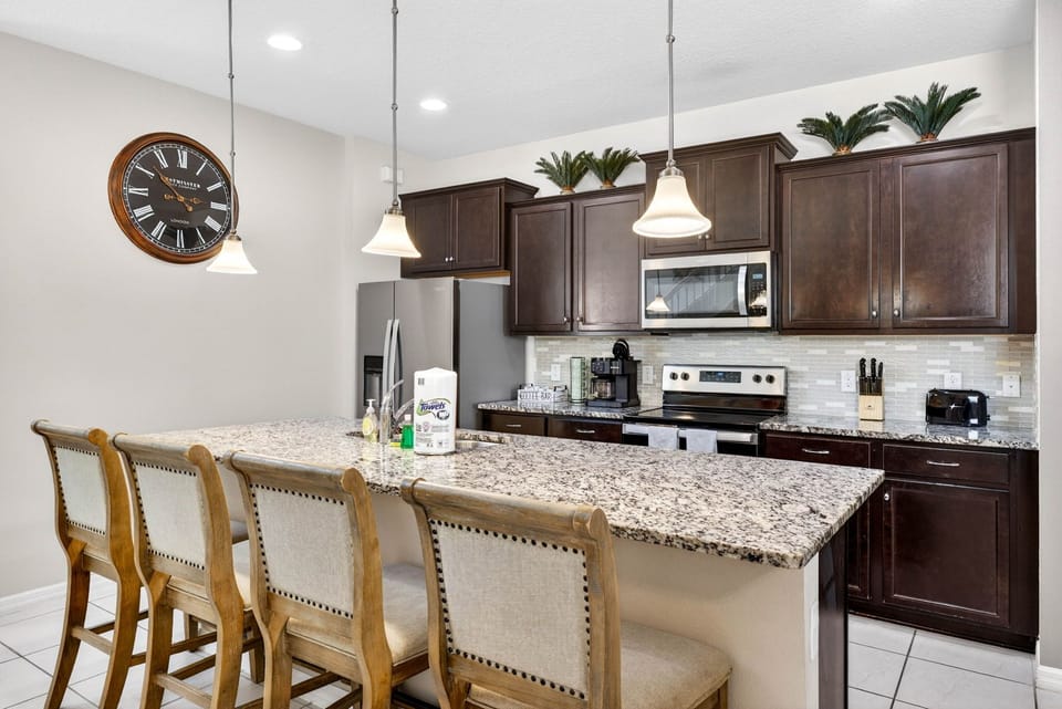 Full kitchen amenities