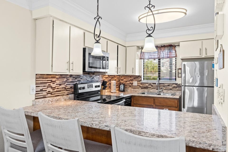 Kitchen with Breakfast Bar