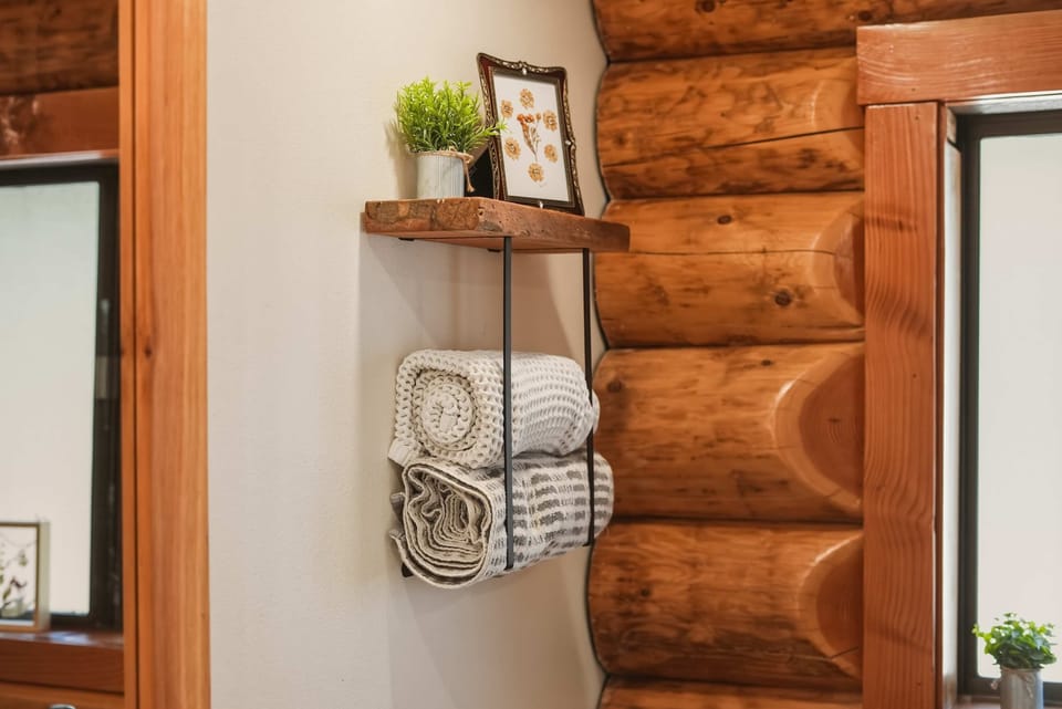 Shared bathroom with shower/tub combo 