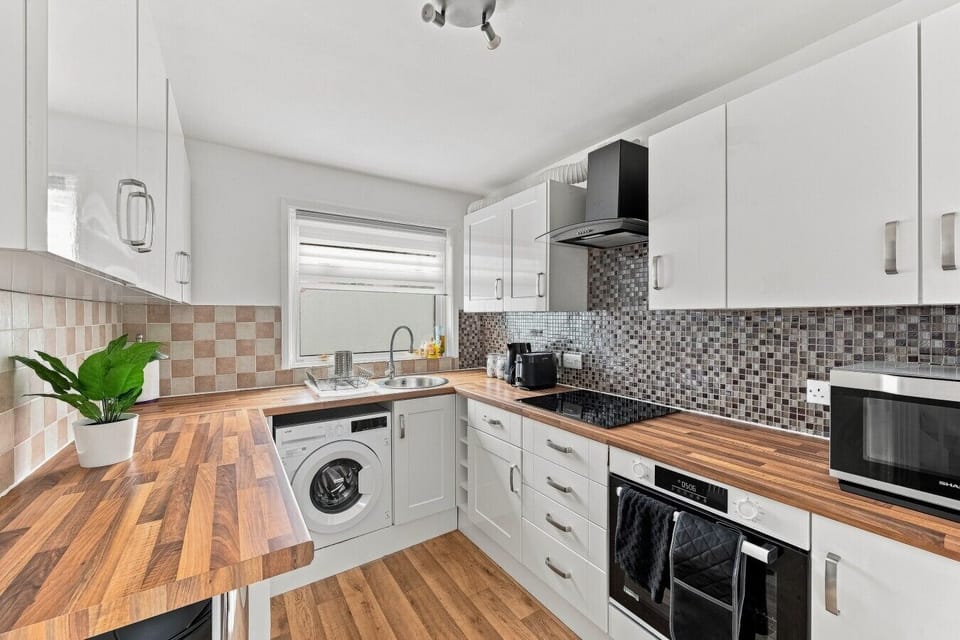 A fully equipped kitchen with everything you need to prepare and enjoy a home cooked meal.