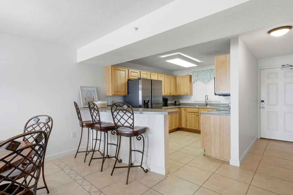 Sandy Key 537- Counter Space, Bar Stools & Kitchen