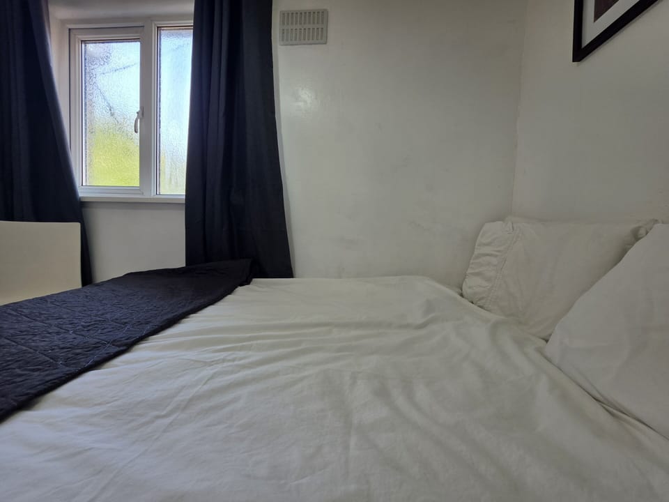 The second bedroom: simple, comfortable, and thoughtfully equipped. Double bed, wardrobe, and fresh towels – all ready for your arrival.