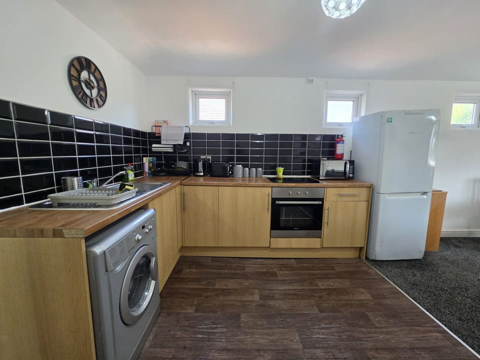 Designed with contractors and weekend travellers in mind, this compact kitchenette doesn't compromise on functionality. With a washer/dryer for longer stays, an oven and microwave for self-catering, and a kettle and toaster for quick meals and brews, you'll have all the home comforts. Complimentary tea, coffee, and sugar are included.

