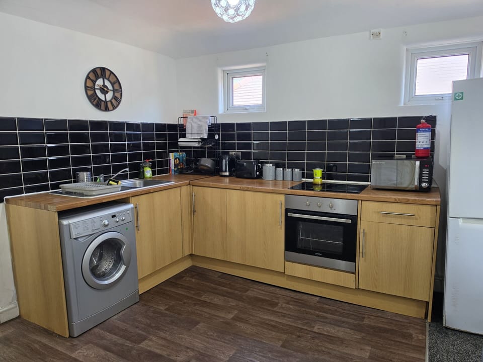 The kitchenette is fully equipped for both short and extended stays. Featuring an oven, microwave, fridge/freezer, kettle, toaster, and a washer/dryer, it offers everything you need to cook, store, and freshen up. Tea, coffee, and sugar are provided to help you settle in from the moment you arrive.