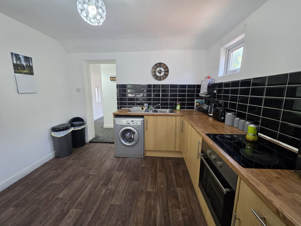 Whether you're meal-prepping for the week or just making a quick cup of tea, this kitchenette has you covered. It comes with an oven, microwave, fridge/freezer, kettle, toaster, and a washer/dryer – plus tea, coffee, and sugar to get you started. Perfect for contractors, groups, and weekenders alike.