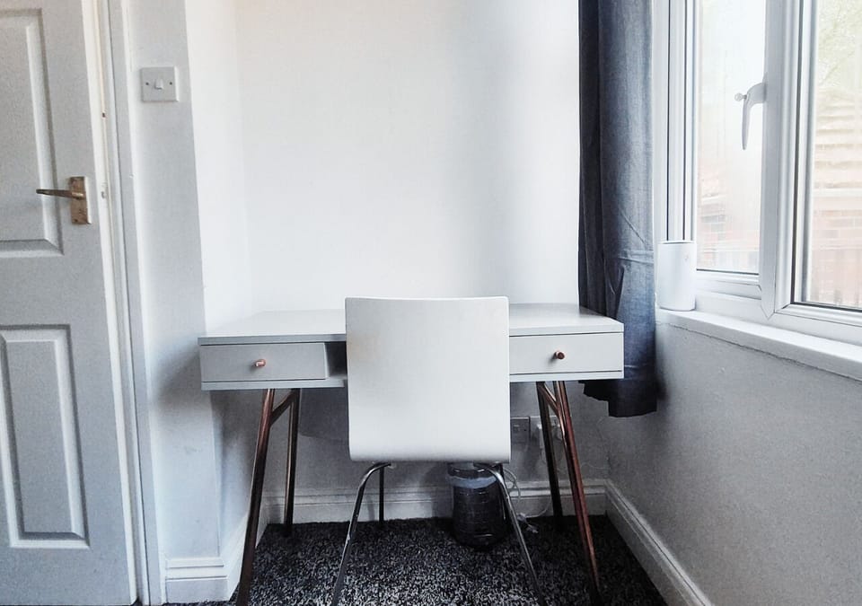 Bedroom 1: Work station
