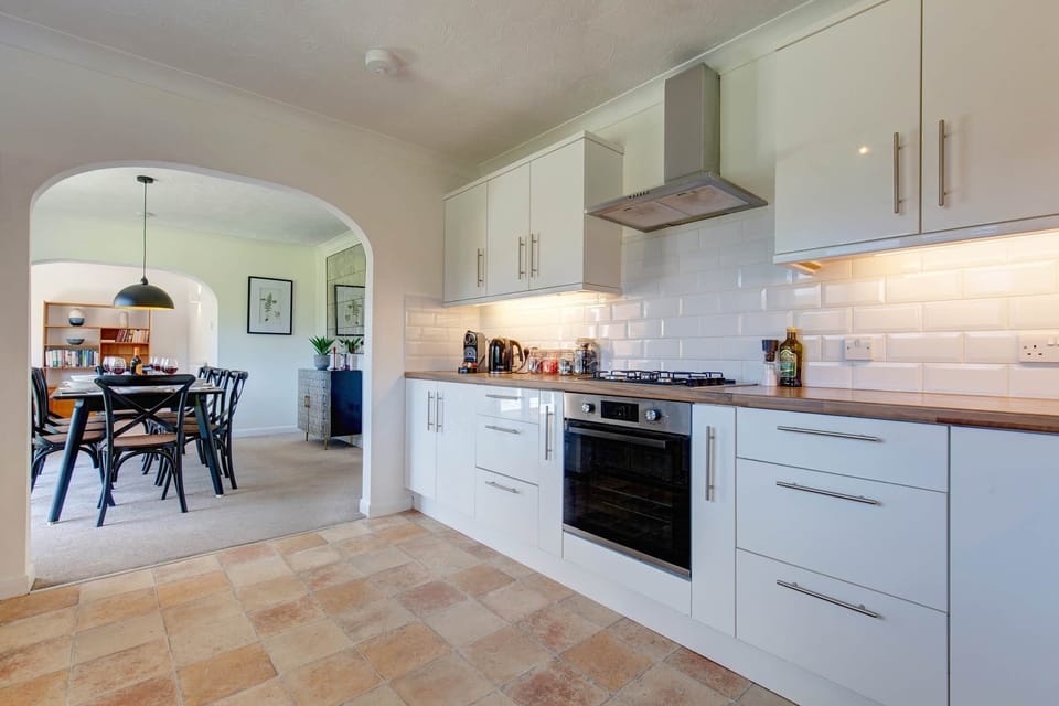 Kitchen & Dining