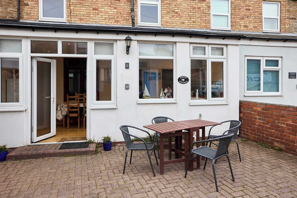 Puffin Cottage, Seahouses - Host & Stay 