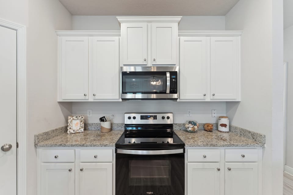 Inviting main full kitchen featuring modern appliances 