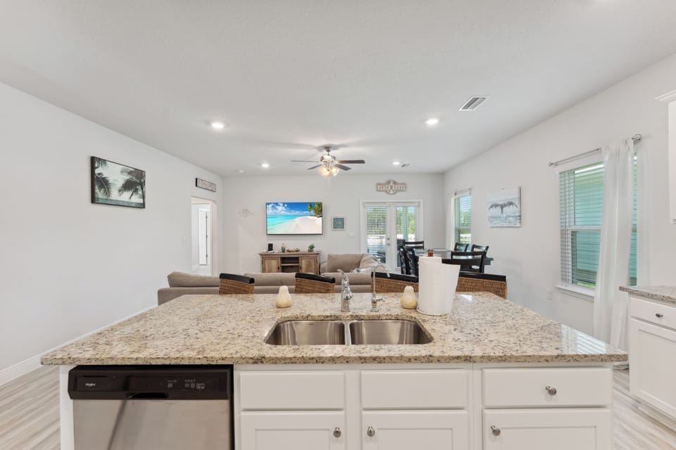 Bright full kitchen with premium appliances and a convenient breakfast bar for 4