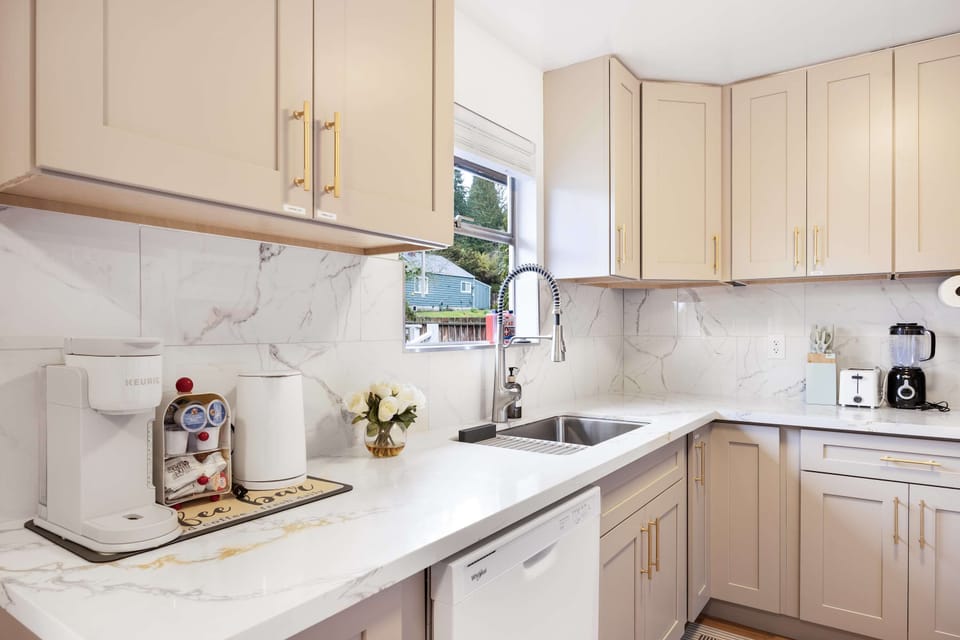 Fully equipped kitchen with modern finishes and all your cooking essentials.