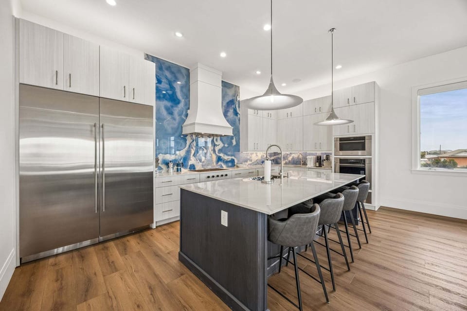 Fully equipped kitchen with bar seating