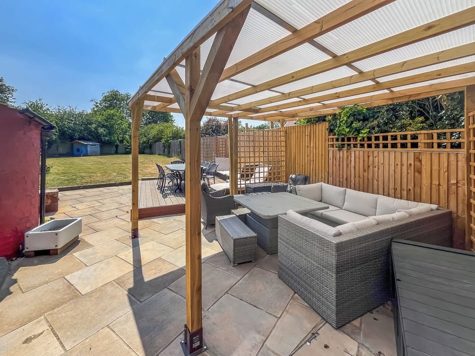 Sitting-out-area | Crown House, Alford, near Mablethorpe
