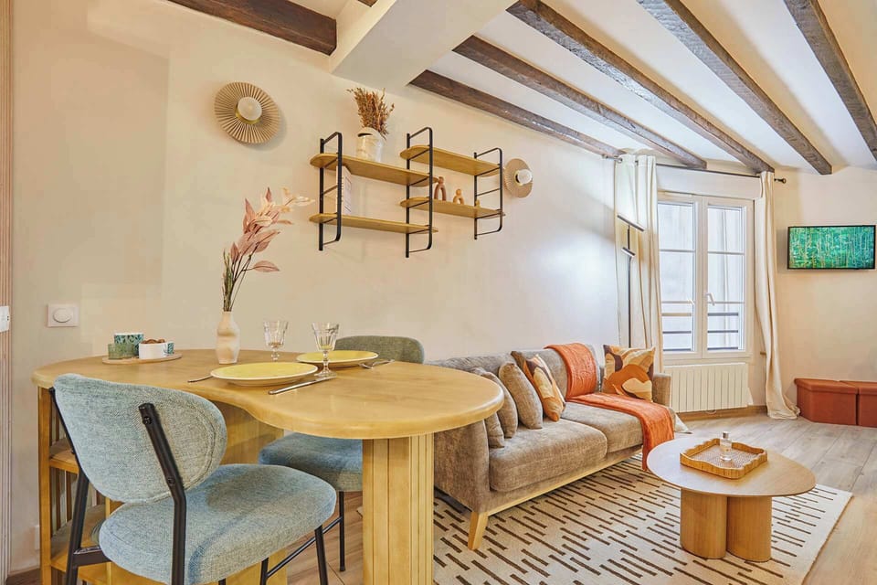 salon avec table pour diner