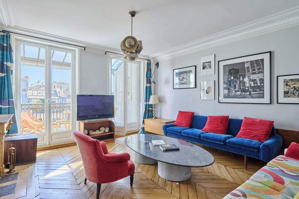 Salon avec canapé, TV et accès direct à la terrasse