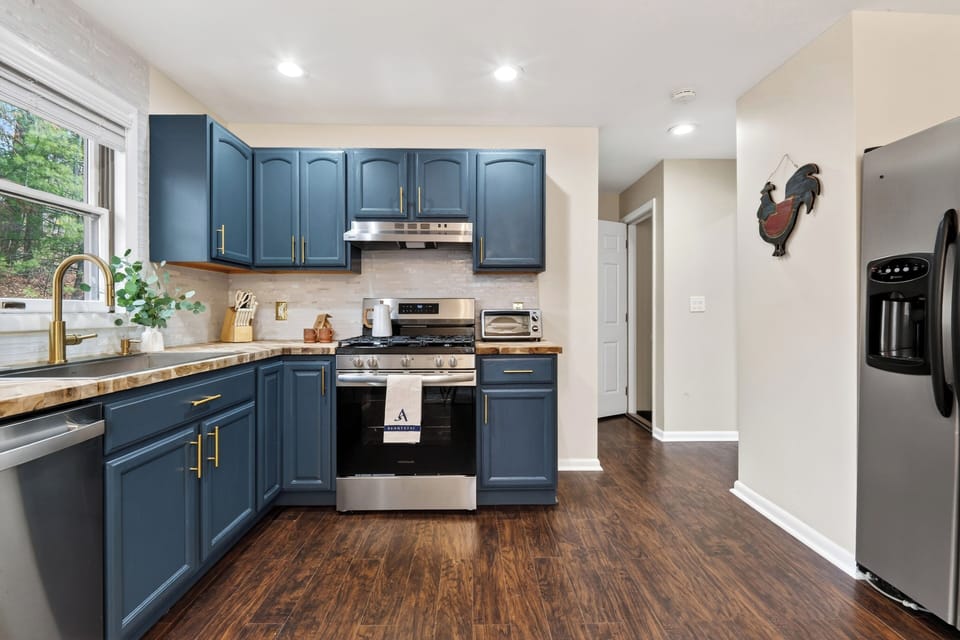Modern blue‑and‑wood kitchen with warm finishes and everything set for easy cooking.