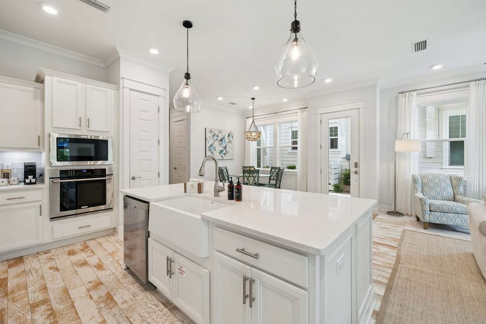 The fully equipped kitchen also features up-to-date appliances!