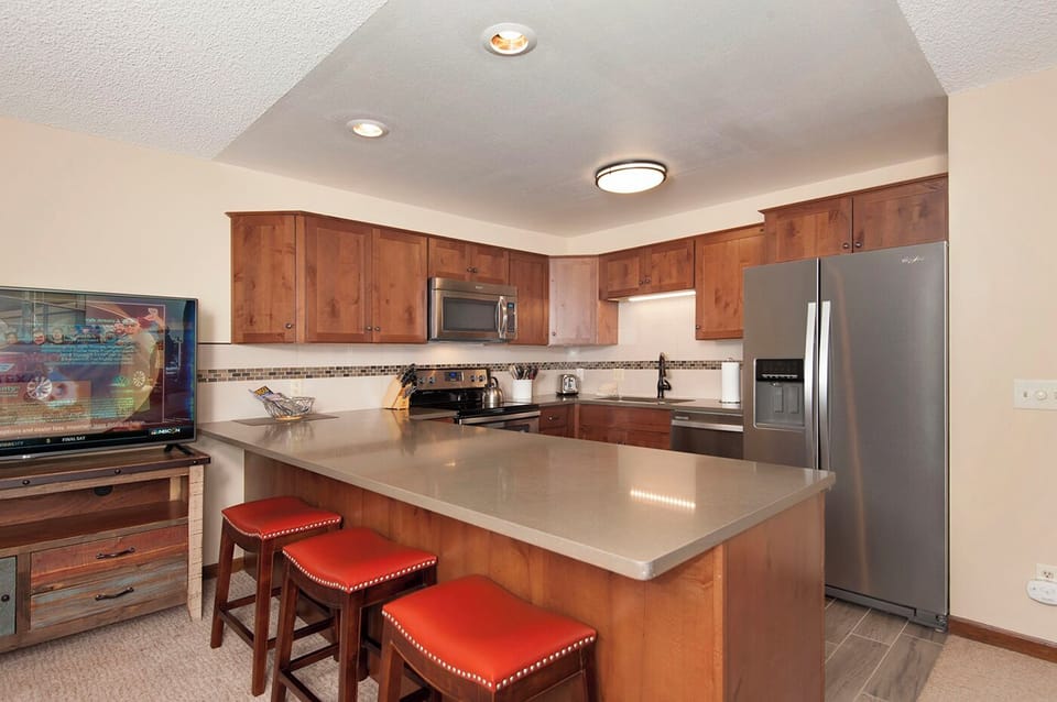 Kitchen with Peninsula and Stainless Appliances