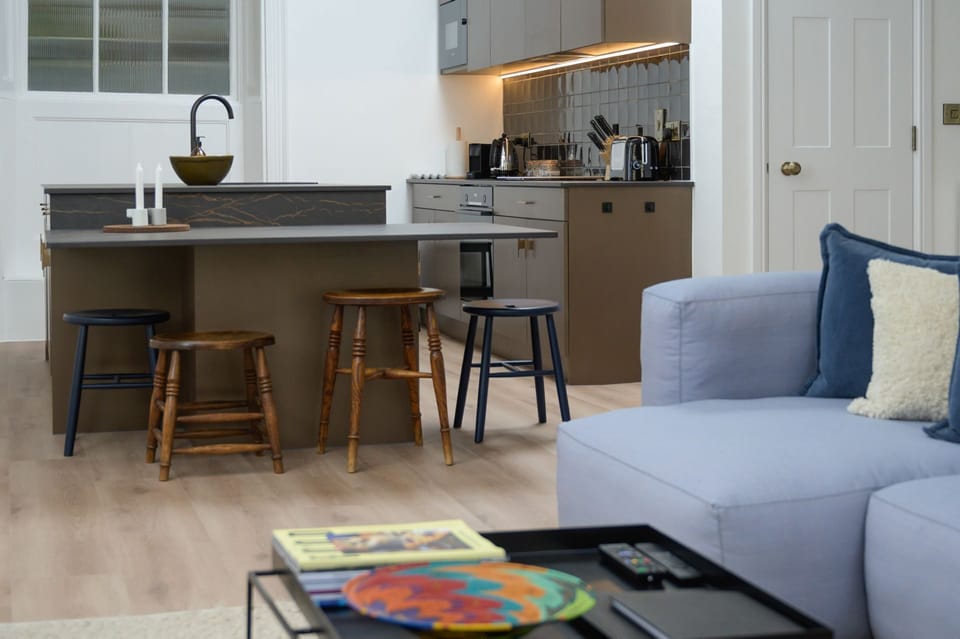 Contemporary well-equipped kitchen with a central island and breakfast bar