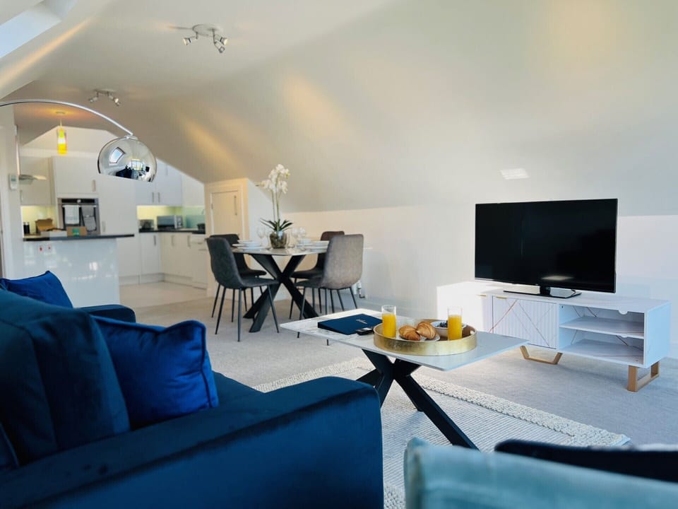 Front living & dining space