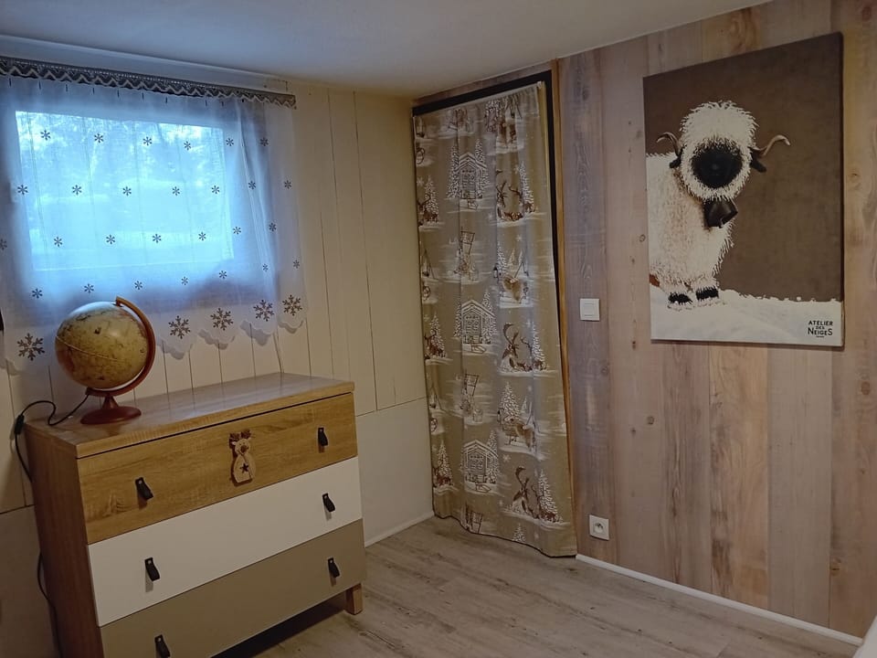 Mezzanine room with window