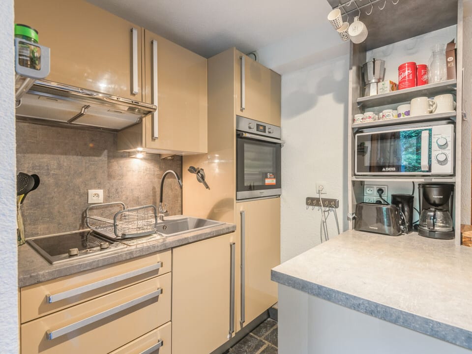 Kitchenette with breakfast area: microwave, toaster, kettle, electric coffee maker