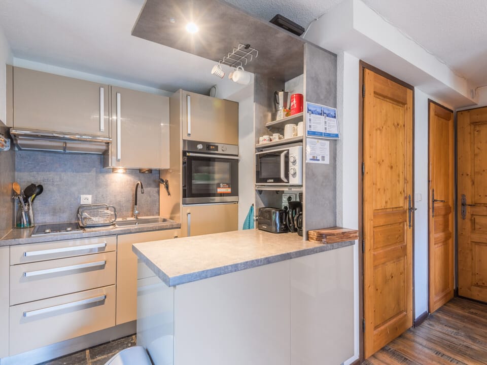 Equipped kitchenette: 2-burner ceramic hob, extractor hood, conventional oven, fridge with freezer, microwave, mini dishwasher.