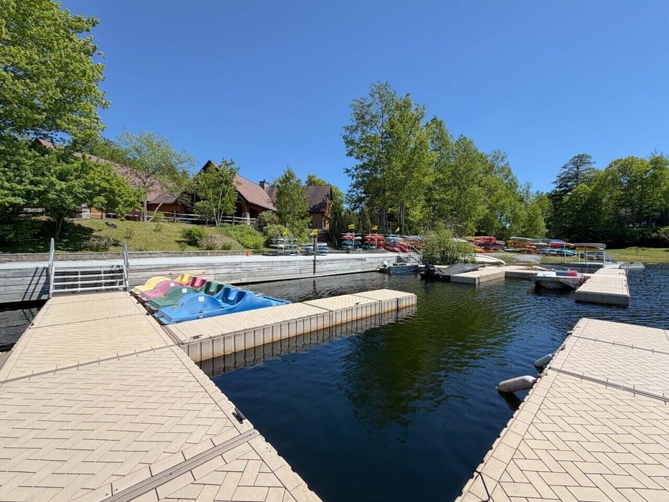 Renters have free access to Eastman Lake, with its 6 beaches and miles of hiking trails around the lake. For a fee, Eastman’s amenities, including golf, pickleball, tennis, an indoor lap pool and fitness room, are also available, along with kayak/canoe/su