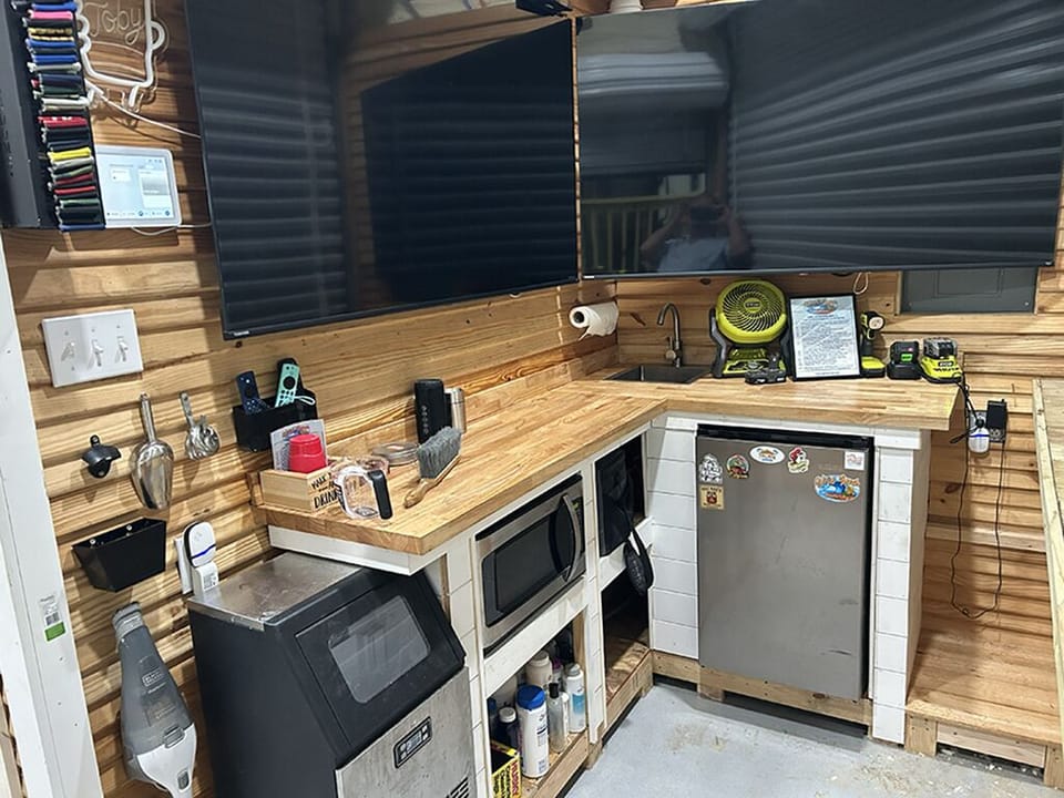 Ice Maker / Mircowave & Fridge in outdoor bar