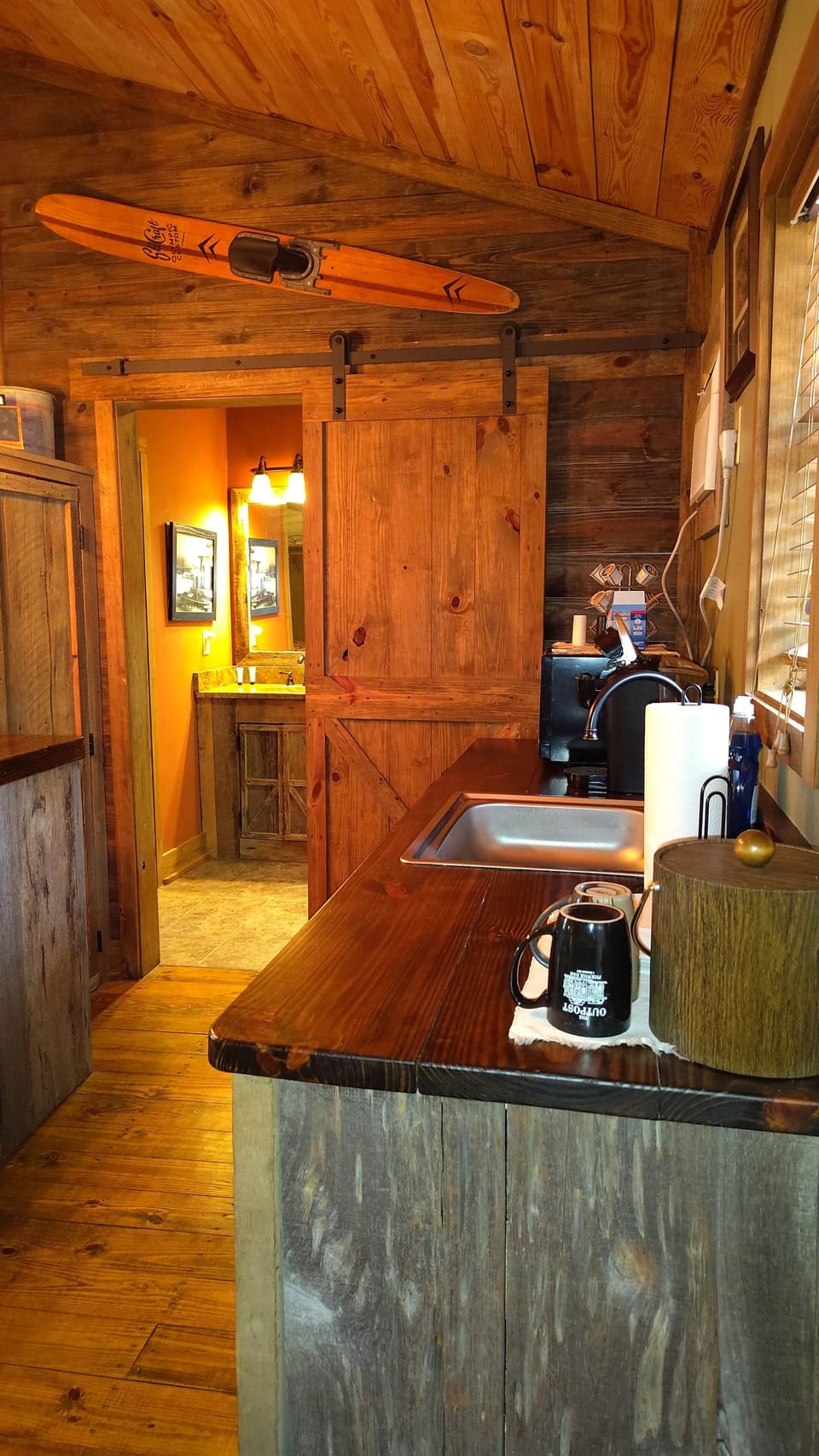 The General has a bar and kitchenette, complete with kitchenware.