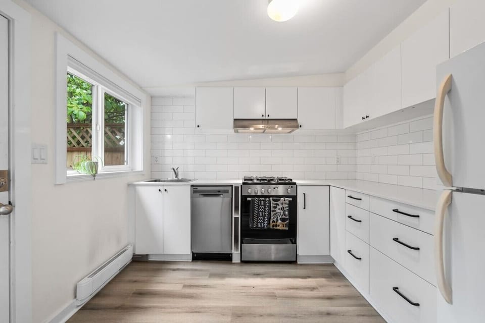 Stylish Kitchen: Bright and modern space, perfect for culinary adventures with garden views!