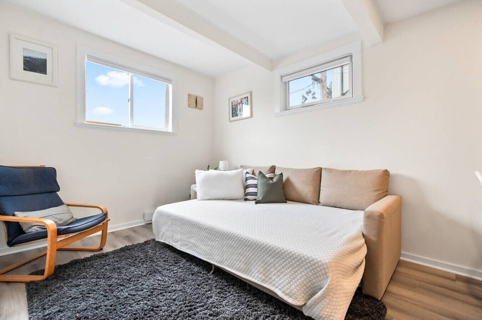Charming Guest Room: Bright spaces with chic decor, perfect for relaxation after your Vancouver adventures!