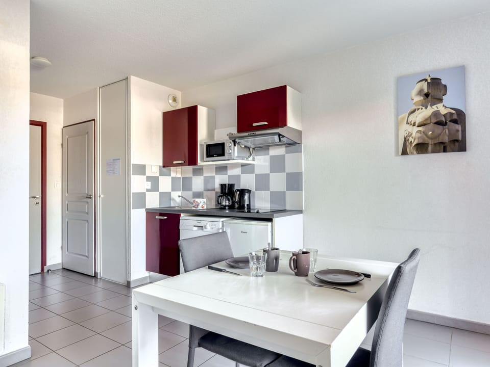 Kitchenette with ceramic hob, microwave, dishwasher, and filter coffee machine