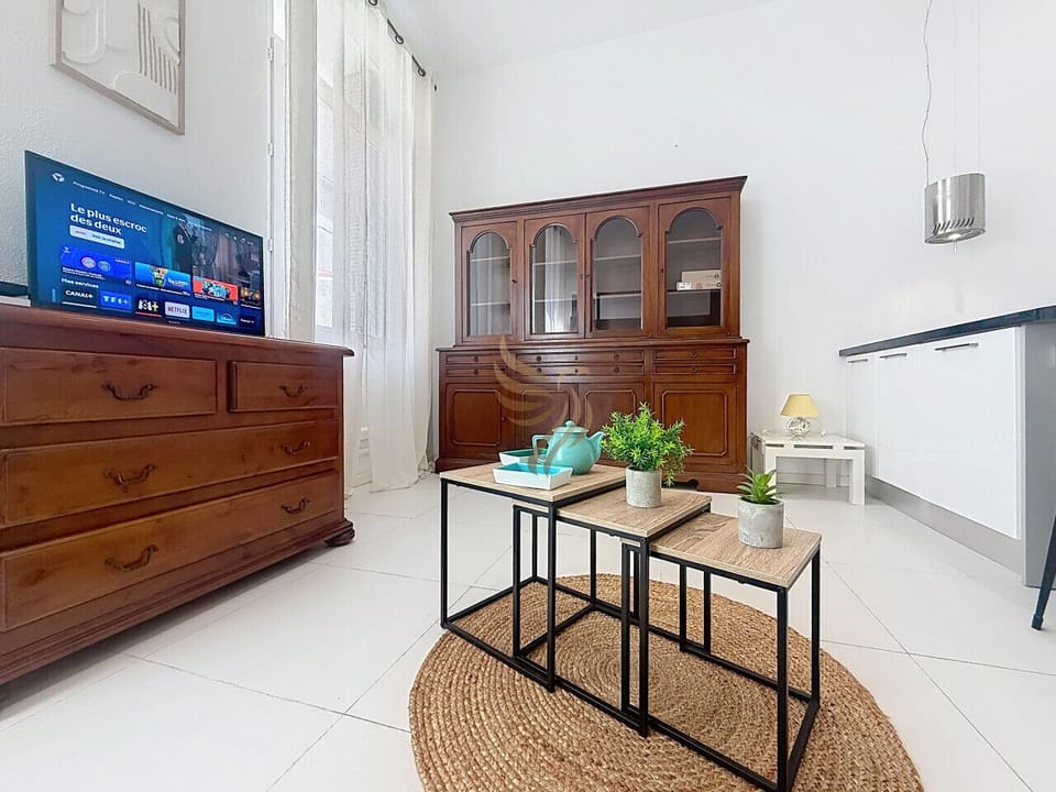 Coin salon avec TV et espace détente