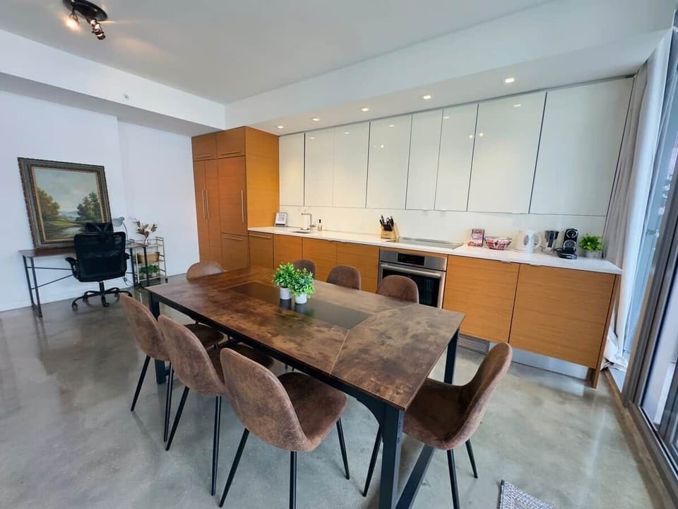 Fully equipped Bosch kitchen with teak cabinetry