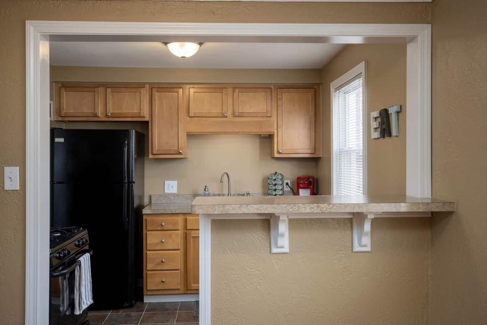 Modern, fully stocked kitchen with Keurig machine, complementary tea/coffee/water and all cooking basics.