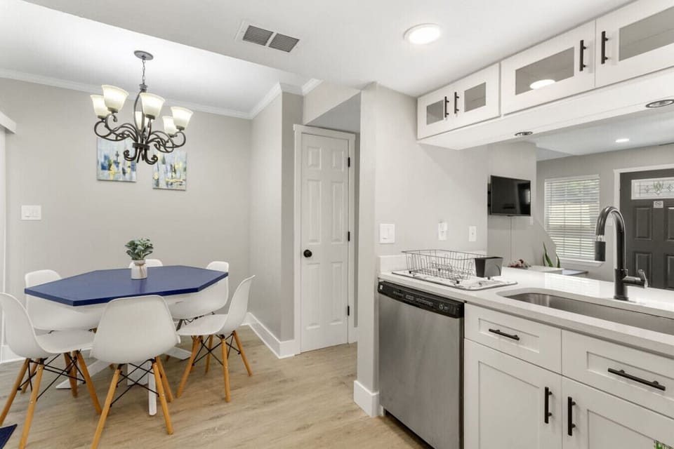 Enjoy meals in style with this 6-seat dining area, perfect for family dinners or a night in with friends.