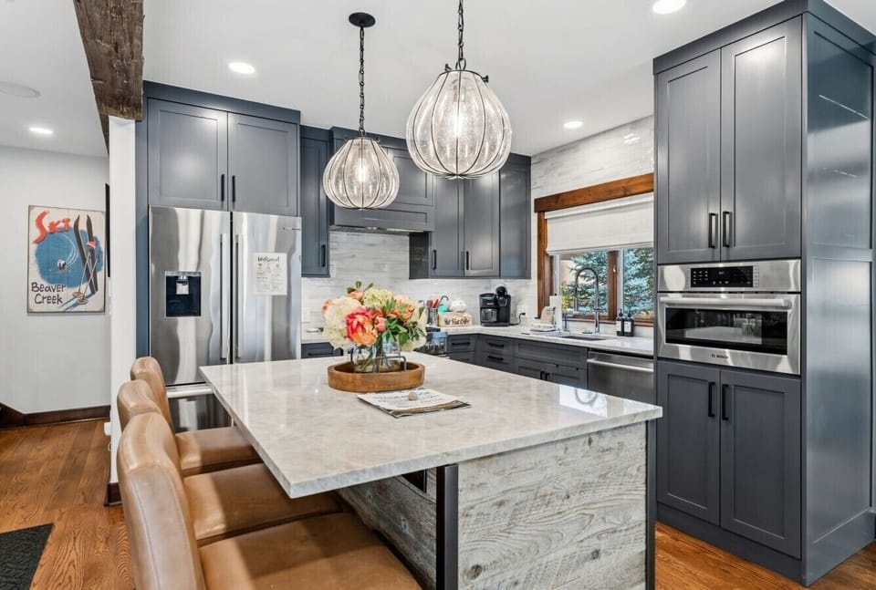 Fully equipped chef`s kitchen with bar seating