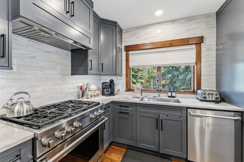 Fully equipped chef`s kitchen with bar seating