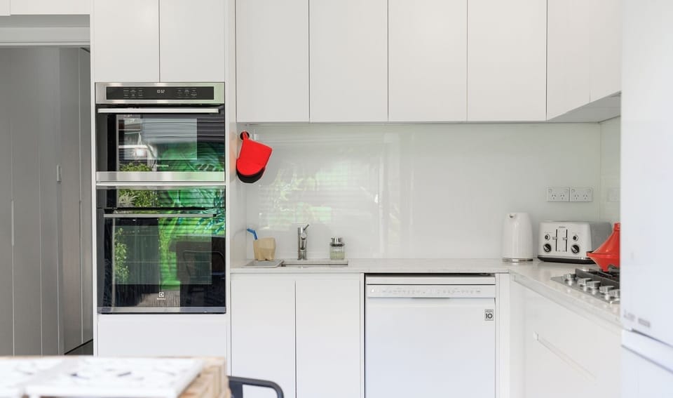 Fridge, microwave, kettle included