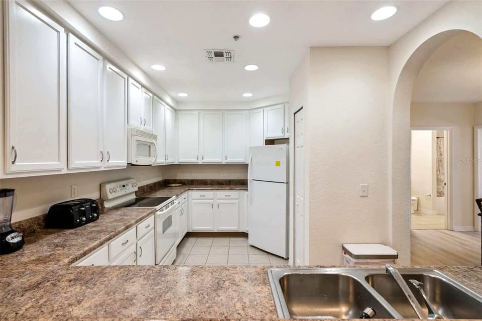 A bright space for meals and memories