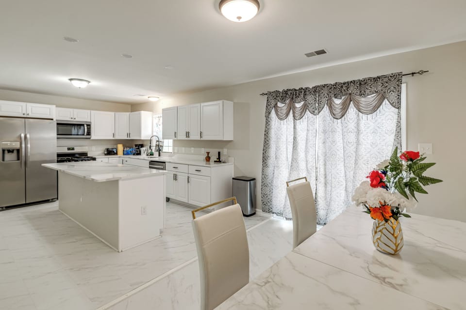 Dining Area & Kitchen | Single-Story Home