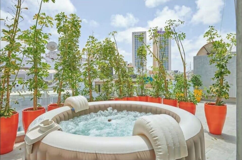 Outdoor spa tub